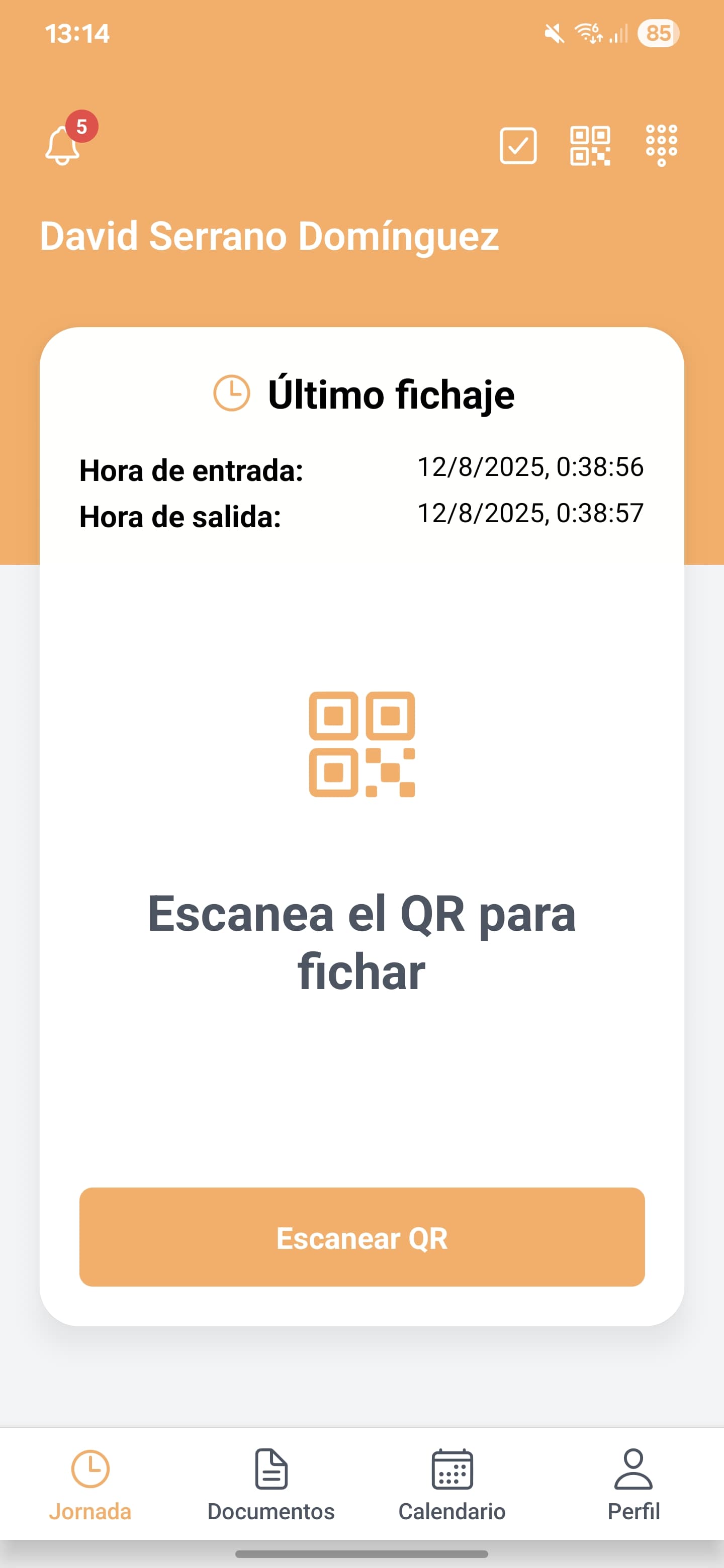 Aplicación móvil con escáner de código QR para fichaje desde ubicaciones específicas