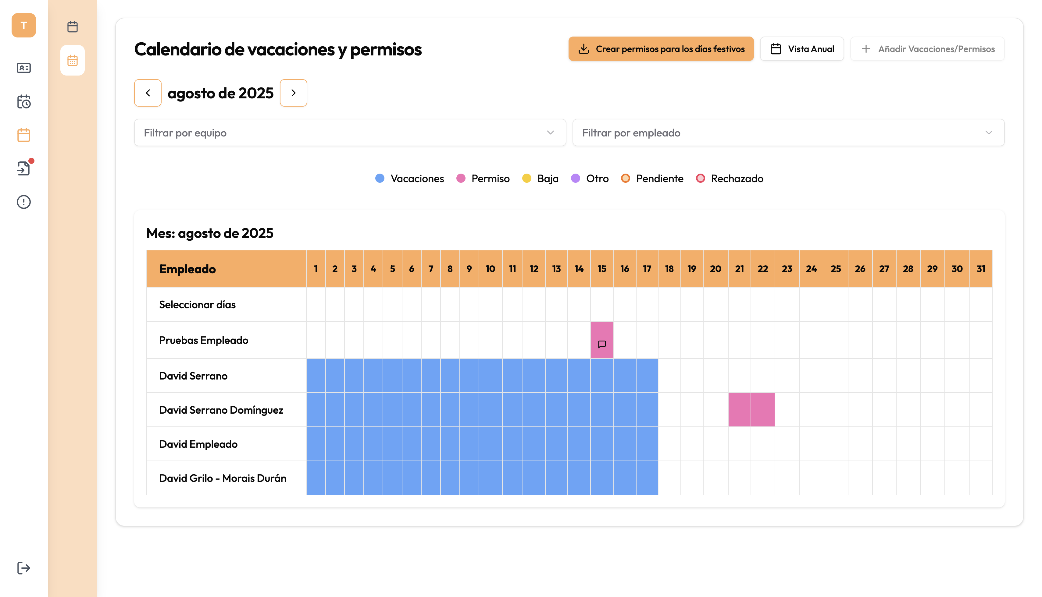 Calendario de vacaciones y permisos mostrando planificación mensual de ausencias por empleado con códigos de colores